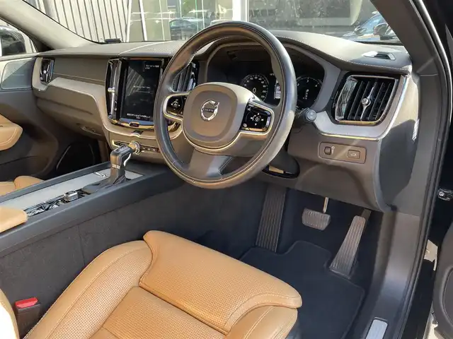 ボルボ ＸＣ６０ D4 AWD インスクリプション 福島県 2020(令2)年 3.8万km オニキスブラックP CitySafety/全車速追従機能付ACC/パイロットアシスト/ステアリングアシスト付BLIS/レーンチェンジマージエイド/レーンキーピングエイド/クロストラフィックアラート/ロードサインインフォメーション/フルアクティブハイビーム/360°ビューカメラ/ブレーキオートホールド機能/パークアシストパイロット/ヘッドアップディスプレイ/パーフォレーテッドファインナッパレザー(アンバー)/8ウェイパワーシート(D/N)/電動ランバーサポート(D/N)/シートヒーター(全席)/ベンチレーション機能(D/N)/リラクゼーション機能(D/N)/harman/kardonプレミアムサウンド/HDDナビゲーション/フルセグTV/CDプレイヤー/ETC2.0/AppleCarPlay/AndroidAuto/ドリフトウッドパネル/本革巻シルクメタルステアリングホイール/ステアリングホイールヒーター/イルミネーテッド本革巻シフトノブ/インテリアイルミネーション/アンビエントライト/パワーテールゲート(ハンズフリー機構付)/4ゾーンフルオートマチックエアコン/LEDフロントフォグライト/取扱説明書/保証書/スペアキー