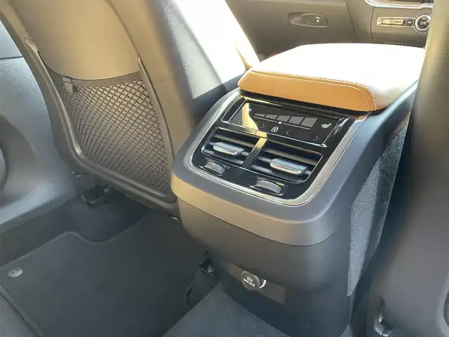 ボルボ ＸＣ６０ D4 AWD インスクリプション 福島県 2020(令2)年 3.8万km オニキスブラックP CitySafety/全車速追従機能付ACC/パイロットアシスト/ステアリングアシスト付BLIS/レーンチェンジマージエイド/レーンキーピングエイド/クロストラフィックアラート/ロードサインインフォメーション/フルアクティブハイビーム/360°ビューカメラ/ブレーキオートホールド機能/パークアシストパイロット/ヘッドアップディスプレイ/パーフォレーテッドファインナッパレザー(アンバー)/8ウェイパワーシート(D/N)/電動ランバーサポート(D/N)/シートヒーター(全席)/ベンチレーション機能(D/N)/リラクゼーション機能(D/N)/harman/kardonプレミアムサウンド/HDDナビゲーション/フルセグTV/CDプレイヤー/ETC2.0/AppleCarPlay/AndroidAuto/ドリフトウッドパネル/本革巻シルクメタルステアリングホイール/ステアリングホイールヒーター/イルミネーテッド本革巻シフトノブ/インテリアイルミネーション/アンビエントライト/パワーテールゲート(ハンズフリー機構付)/4ゾーンフルオートマチックエアコン/LEDフロントフォグライト/取扱説明書/保証書/スペアキー