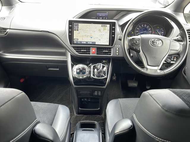 トヨタ ヴォクシー ハイブリッド ZS 煌Ⅲ 埼玉県 2020(令2)年 6.9万km ホワイトパールクリスタルシャイン 両側パワースライドドア/ハーフレザーシート/スーパーUVカット機能付きガラス/デュアルオートエアコン/リアオートエアコン/ハイブリッドモデル/トヨタセーフティーセンス/純正ナビ/トラクションコントロール/Bi-Beam LEDヘッドランプ/LEDクリアランスランプ/フロントロアグリル/ナノイーエアコン/ETC/クルーズコントロール/ハーフレザーシート/シートクーラー/シートヒーター/純正ナビ/スペアキー/バックカメラ