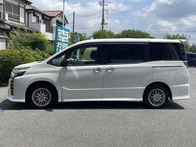 トヨタ ヴォクシー ハイブリッド ZS 煌Ⅲ 埼玉県 2020(令2)年 6.9万km ホワイトパールクリスタルシャイン 両側パワースライドドア/ハーフレザーシート/スーパーUVカット機能付きガラス/デュアルオートエアコン/リアオートエアコン/ハイブリッドモデル/トヨタセーフティーセンス/純正ナビ/トラクションコントロール/Bi-Beam LEDヘッドランプ/LEDクリアランスランプ/フロントロアグリル/ナノイーエアコン/ETC/クルーズコントロール/ハーフレザーシート/シートクーラー/シートヒーター/純正ナビ/スペアキー/バックカメラ