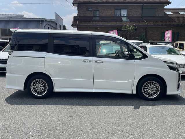 トヨタ ヴォクシー ハイブリッド ZS 煌Ⅲ 埼玉県 2020(令2)年 6.9万km ホワイトパールクリスタルシャイン 両側パワースライドドア/ハーフレザーシート/スーパーUVカット機能付きガラス/デュアルオートエアコン/リアオートエアコン/ハイブリッドモデル/トヨタセーフティーセンス/純正ナビ/トラクションコントロール/Bi-Beam LEDヘッドランプ/LEDクリアランスランプ/フロントロアグリル/ナノイーエアコン/ETC/クルーズコントロール/ハーフレザーシート/シートクーラー/シートヒーター/純正ナビ/スペアキー/バックカメラ