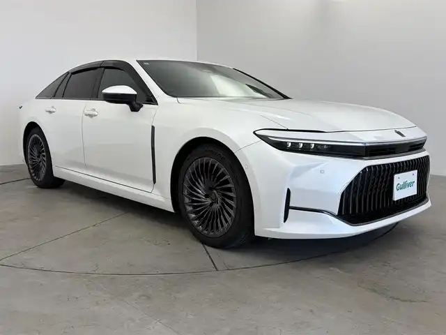 トヨタ クラウン Z 愛知県 2024(令6)年 0.2万km プレシャスホワイトパール ワンオーナー/トヨタセーフティーセンス/　・プリクラッシュセーフティーセンス/　・レーダークルーズコントロール/　・レーントレーシングアシスト/　・アダプティブハイビームシステム/　・プロアクティブドライイングアシスト/　・発進遅れ告知機能/ブラックパッケージ/純正ナビ/（Bluetooth/フルセグTV/USB入力/AM/FM）/パノラミックビューモニター/デジタルインナーミラー/ヘッドアップディスプレイ/ブラインドスポットモニター/置くだけ充電/ステアリングヒーター/シートヒーター/ベンチレーション/パワーシート/電動リアゲード/純正20インチAW/パドルシフト/リアドアサンシェード/プッシュスタート/スマートキー×2、カードキー×1