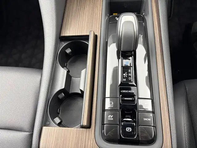 トヨタ クラウン Z 愛知県 2024(令6)年 0.2万km プレシャスホワイトパール ワンオーナー/トヨタセーフティーセンス/　・プリクラッシュセーフティーセンス/　・レーダークルーズコントロール/　・レーントレーシングアシスト/　・アダプティブハイビームシステム/　・プロアクティブドライイングアシスト/　・発進遅れ告知機能/ブラックパッケージ/純正ナビ/（Bluetooth/フルセグTV/USB入力/AM/FM）/パノラミックビューモニター/デジタルインナーミラー/ヘッドアップディスプレイ/ブラインドスポットモニター/置くだけ充電/ステアリングヒーター/シートヒーター/ベンチレーション/パワーシート/電動リアゲード/純正20インチAW/パドルシフト/リアドアサンシェード/プッシュスタート/スマートキー×2、カードキー×1