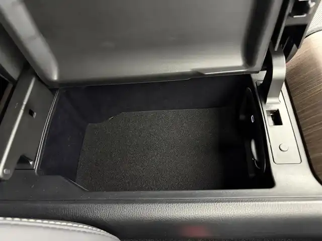 トヨタ クラウン Z 愛知県 2024(令6)年 0.2万km プレシャスホワイトパール ワンオーナー/トヨタセーフティーセンス/　・プリクラッシュセーフティーセンス/　・レーダークルーズコントロール/　・レーントレーシングアシスト/　・アダプティブハイビームシステム/　・プロアクティブドライイングアシスト/　・発進遅れ告知機能/ブラックパッケージ/純正ナビ/（Bluetooth/フルセグTV/USB入力/AM/FM）/パノラミックビューモニター/デジタルインナーミラー/ヘッドアップディスプレイ/ブラインドスポットモニター/置くだけ充電/ステアリングヒーター/シートヒーター/ベンチレーション/パワーシート/電動リアゲード/純正20インチAW/パドルシフト/リアドアサンシェード/プッシュスタート/スマートキー×2、カードキー×1