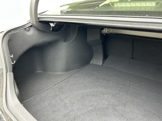 トヨタ カムリ X 滋賀県 2021(令3)年 3.8万km アティチュードブラックマイカ 9インチ純正ナビ/(FM/AM/USB/Bluetooth)/バックカメラ/ETC/前ドライブレコーダー/ＴｏｙｏｔａＳａｆｅｔｙＳｅｎｓｅ/・プリクラッシュブレーキアシスト	/・レーンキープアシスト		/・レーダークルーズコントロール/・標識検知機能	/電動格納ミラー/電子パーキング/ブレーキホールド/ステアリングスイッチ/オートライト/LEDヘッドライト/フロントフォグ/オートマチックハイビーム/フルオートエアコン/プッシュスタート/スマートキー/純正フロアマット/USB端子/ドライブモードセレクト/EVモード