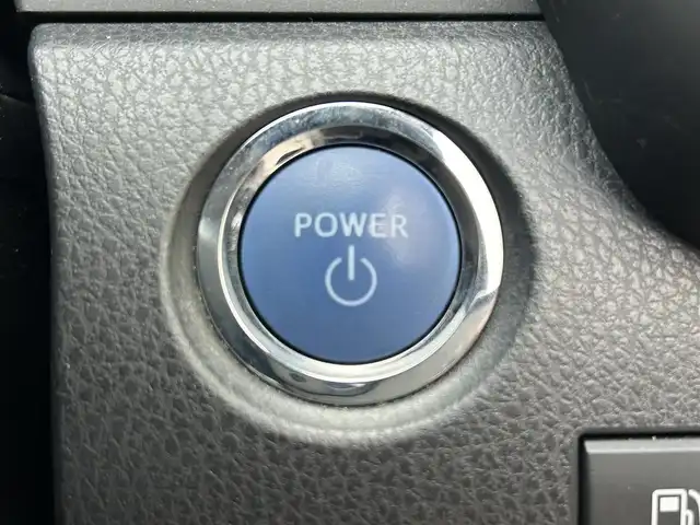 トヨタ カムリ X 滋賀県 2021(令3)年 3.8万km アティチュードブラックマイカ 9インチ純正ナビ/(FM/AM/USB/Bluetooth)/バックカメラ/ETC/前ドライブレコーダー/ＴｏｙｏｔａＳａｆｅｔｙＳｅｎｓｅ/・プリクラッシュブレーキアシスト	/・レーンキープアシスト		/・レーダークルーズコントロール/・標識検知機能	/電動格納ミラー/電子パーキング/ブレーキホールド/ステアリングスイッチ/オートライト/LEDヘッドライト/フロントフォグ/オートマチックハイビーム/フルオートエアコン/プッシュスタート/スマートキー/純正フロアマット/USB端子/ドライブモードセレクト/EVモード