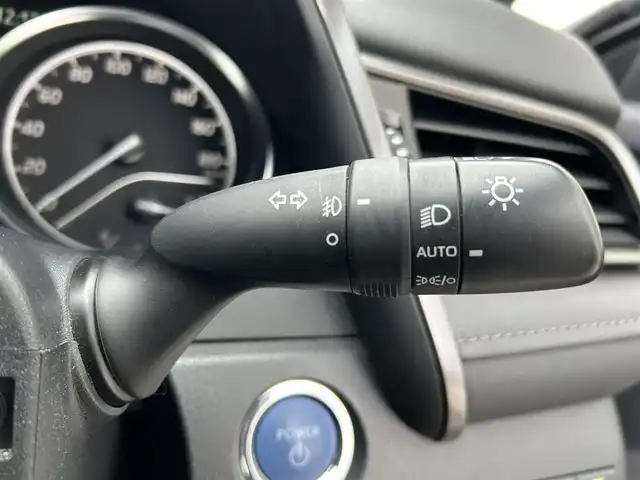 トヨタ カムリ X 滋賀県 2021(令3)年 3.8万km アティチュードブラックマイカ 9インチ純正ナビ/(FM/AM/USB/Bluetooth)/バックカメラ/ETC/前ドライブレコーダー/ＴｏｙｏｔａＳａｆｅｔｙＳｅｎｓｅ/・プリクラッシュブレーキアシスト	/・レーンキープアシスト		/・レーダークルーズコントロール/・標識検知機能	/電動格納ミラー/電子パーキング/ブレーキホールド/ステアリングスイッチ/オートライト/LEDヘッドライト/フロントフォグ/オートマチックハイビーム/フルオートエアコン/プッシュスタート/スマートキー/純正フロアマット/USB端子/ドライブモードセレクト/EVモード