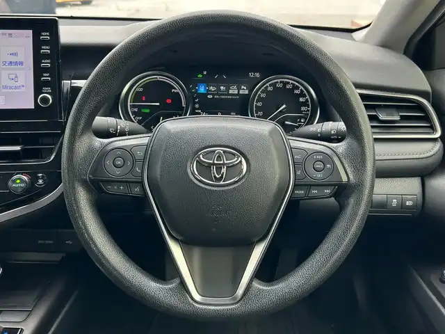 トヨタ カムリ X 滋賀県 2021(令3)年 3.8万km アティチュードブラックマイカ 9インチ純正ナビ/(FM/AM/USB/Bluetooth)/バックカメラ/ETC/前ドライブレコーダー/ＴｏｙｏｔａＳａｆｅｔｙＳｅｎｓｅ/・プリクラッシュブレーキアシスト	/・レーンキープアシスト		/・レーダークルーズコントロール/・標識検知機能	/電動格納ミラー/電子パーキング/ブレーキホールド/ステアリングスイッチ/オートライト/LEDヘッドライト/フロントフォグ/オートマチックハイビーム/フルオートエアコン/プッシュスタート/スマートキー/純正フロアマット/USB端子/ドライブモードセレクト/EVモード