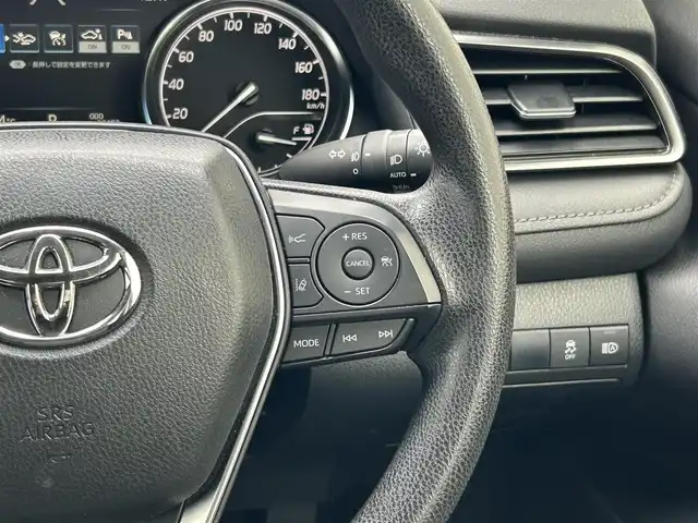 トヨタ カムリ X 滋賀県 2021(令3)年 3.8万km アティチュードブラックマイカ 9インチ純正ナビ/(FM/AM/USB/Bluetooth)/バックカメラ/ETC/前ドライブレコーダー/ＴｏｙｏｔａＳａｆｅｔｙＳｅｎｓｅ/・プリクラッシュブレーキアシスト	/・レーンキープアシスト		/・レーダークルーズコントロール/・標識検知機能	/電動格納ミラー/電子パーキング/ブレーキホールド/ステアリングスイッチ/オートライト/LEDヘッドライト/フロントフォグ/オートマチックハイビーム/フルオートエアコン/プッシュスタート/スマートキー/純正フロアマット/USB端子/ドライブモードセレクト/EVモード