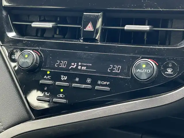 トヨタ カムリ X 滋賀県 2021(令3)年 3.8万km アティチュードブラックマイカ 9インチ純正ナビ/(FM/AM/USB/Bluetooth)/バックカメラ/ETC/前ドライブレコーダー/ＴｏｙｏｔａＳａｆｅｔｙＳｅｎｓｅ/・プリクラッシュブレーキアシスト	/・レーンキープアシスト		/・レーダークルーズコントロール/・標識検知機能	/電動格納ミラー/電子パーキング/ブレーキホールド/ステアリングスイッチ/オートライト/LEDヘッドライト/フロントフォグ/オートマチックハイビーム/フルオートエアコン/プッシュスタート/スマートキー/純正フロアマット/USB端子/ドライブモードセレクト/EVモード