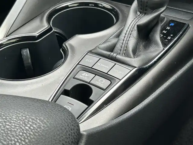 トヨタ カムリ X 滋賀県 2021(令3)年 3.8万km アティチュードブラックマイカ 9インチ純正ナビ/(FM/AM/USB/Bluetooth)/バックカメラ/ETC/前ドライブレコーダー/ＴｏｙｏｔａＳａｆｅｔｙＳｅｎｓｅ/・プリクラッシュブレーキアシスト	/・レーンキープアシスト		/・レーダークルーズコントロール/・標識検知機能	/電動格納ミラー/電子パーキング/ブレーキホールド/ステアリングスイッチ/オートライト/LEDヘッドライト/フロントフォグ/オートマチックハイビーム/フルオートエアコン/プッシュスタート/スマートキー/純正フロアマット/USB端子/ドライブモードセレクト/EVモード