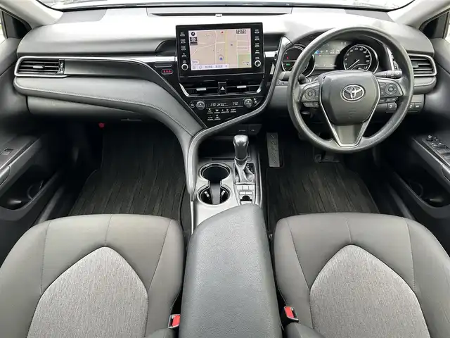 トヨタ カムリ X 滋賀県 2021(令3)年 3.8万km アティチュードブラックマイカ 9インチ純正ナビ/(FM/AM/USB/Bluetooth)/バックカメラ/ETC/前ドライブレコーダー/ＴｏｙｏｔａＳａｆｅｔｙＳｅｎｓｅ/・プリクラッシュブレーキアシスト	/・レーンキープアシスト		/・レーダークルーズコントロール/・標識検知機能	/電動格納ミラー/電子パーキング/ブレーキホールド/ステアリングスイッチ/オートライト/LEDヘッドライト/フロントフォグ/オートマチックハイビーム/フルオートエアコン/プッシュスタート/スマートキー/純正フロアマット/USB端子/ドライブモードセレクト/EVモード