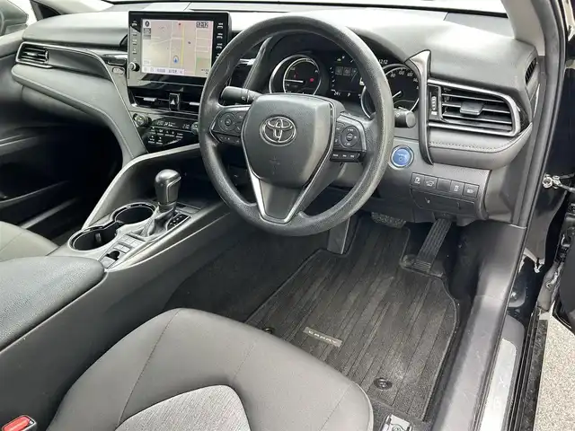 トヨタ カムリ X 滋賀県 2021(令3)年 3.8万km アティチュードブラックマイカ 9インチ純正ナビ/(FM/AM/USB/Bluetooth)/バックカメラ/ETC/前ドライブレコーダー/ＴｏｙｏｔａＳａｆｅｔｙＳｅｎｓｅ/・プリクラッシュブレーキアシスト	/・レーンキープアシスト		/・レーダークルーズコントロール/・標識検知機能	/電動格納ミラー/電子パーキング/ブレーキホールド/ステアリングスイッチ/オートライト/LEDヘッドライト/フロントフォグ/オートマチックハイビーム/フルオートエアコン/プッシュスタート/スマートキー/純正フロアマット/USB端子/ドライブモードセレクト/EVモード
