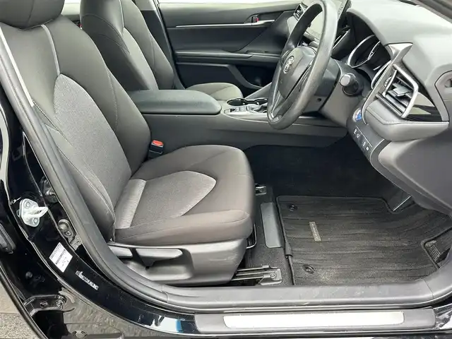 トヨタ カムリ X 滋賀県 2021(令3)年 3.8万km アティチュードブラックマイカ 9インチ純正ナビ/(FM/AM/USB/Bluetooth)/バックカメラ/ETC/前ドライブレコーダー/ＴｏｙｏｔａＳａｆｅｔｙＳｅｎｓｅ/・プリクラッシュブレーキアシスト	/・レーンキープアシスト		/・レーダークルーズコントロール/・標識検知機能	/電動格納ミラー/電子パーキング/ブレーキホールド/ステアリングスイッチ/オートライト/LEDヘッドライト/フロントフォグ/オートマチックハイビーム/フルオートエアコン/プッシュスタート/スマートキー/純正フロアマット/USB端子/ドライブモードセレクト/EVモード