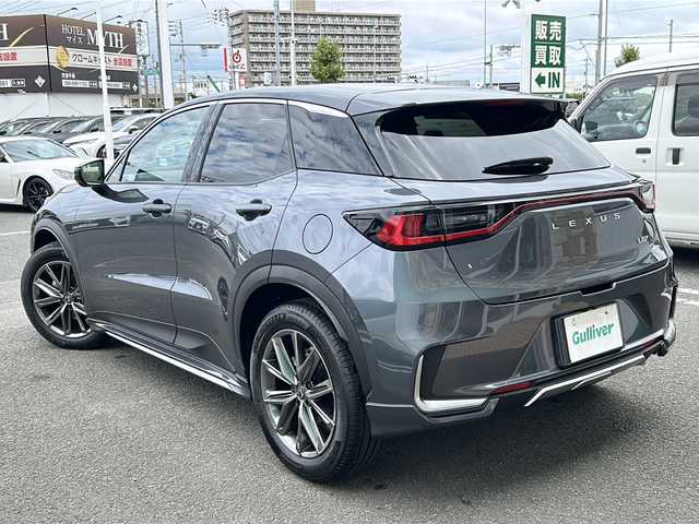 レクサス ＬＢＸ リラックス 徳島県 2025(令7)年 0.2万km ソニッククロム 〇ワンオーナー/〇モデリスタエアロ（F.S.R）/〇茶革シート/〇純正9.8インチディスプレイオーディオ/（Bluetooth/フルセグ/FM/AM）/〇パノラミックビューモニター/〇パワーシートメモリー機能付き（D席）/〇シートヒーター（D＋N席）/〇ステアリングヒーター/〇パワーバックドア/〇LEDヘッドライト/〇ワイヤレス充電/〇パドルシフト/〇ドラレコ一体型デジタルインナーミラー/〇前後ドライブレコーダー/〇ETC2.0/〇純正18AW/〇スペアキー2本/〇カードキー/Lexus Safety System/〇プリクラッシュセーフティ〔PCS〕/〇レーダークルーズコントロール/〇レーントレーシングアシスト〔LTA〕/〇ブラインドスポットモニター〔BSM〕/〇アダプティブハイビームシステム/Lexus Teammate/Advanced Drive/Advanced Park