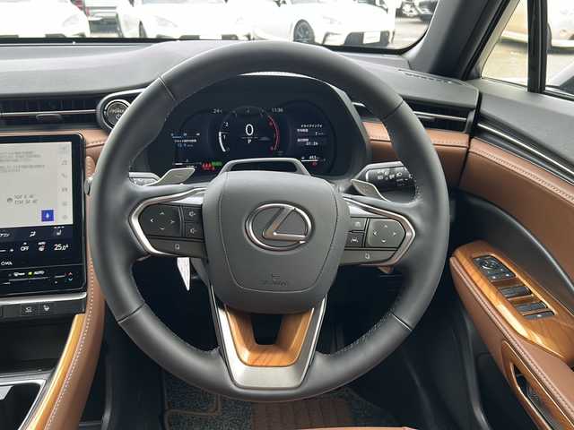 レクサス ＬＢＸ リラックス 徳島県 2025(令7)年 0.2万km ソニッククロム 〇ワンオーナー/〇モデリスタエアロ（F.S.R）/〇茶革シート/〇純正9.8インチディスプレイオーディオ/（Bluetooth/フルセグ/FM/AM）/〇パノラミックビューモニター/〇パワーシートメモリー機能付き（D席）/〇シートヒーター（D＋N席）/〇ステアリングヒーター/〇パワーバックドア/〇LEDヘッドライト/〇ワイヤレス充電/〇パドルシフト/〇ドラレコ一体型デジタルインナーミラー/〇前後ドライブレコーダー/〇ETC2.0/〇純正18AW/〇スペアキー2本/〇カードキー/Lexus Safety System/〇プリクラッシュセーフティ〔PCS〕/〇レーダークルーズコントロール/〇レーントレーシングアシスト〔LTA〕/〇ブラインドスポットモニター〔BSM〕/〇アダプティブハイビームシステム/Lexus Teammate/Advanced Drive/Advanced Park