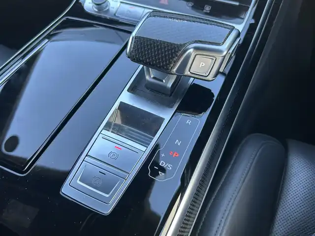 アウディ Ｓ８ 愛知県 2020(令2)年 5.8万km グレイシアホワイトメタリック ワンオーナー/純正メモリナビ(USB/DVD/BT/AppleCarPlay/AndroidAuto/フルセグ)/Audiドライバーアシスト/ ・速度警告/ ・アダクティブドライブアシスト/ ・接近警告/ ・Audiプレセンス/ ・Audiサイドアシスト/ ・レーン逸脱警告/Audiドライブセレクト/アダクティブサス/インテリジェントコースティング/パーキングエイド/リアクロストラフィックアシスト/サンルーフ/BANG&OLVFSENサウンド/アラウンドビュー・バックカメラ/4WD/ターボ/パワーバックドア/パドルシフト/レザーシート/パワーシート/シートヒーター・エアシート/ETC2.0/LEDヘッドライト/純正AW21インチ/電動格納ミラー/純正フロアマット/アイドリングストップ/プッシュスタート/スマートキー・スペアキー１本/ステアリングリモコン/ハンズフリー/ABS/取扱説明書・保証書
