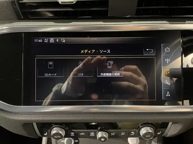 アウディ アウディ Ｑ３ 35TDIクワトロ Sライン 道央・札幌 2020(令2)年 3.6万km パール ベーシックパッケージ/・シートヒーター/・シート電動調整機能/・ステアリングホイール３スポークレザーマルチファンクションパドルシフトフラットボトム/・オートマチックテールゲート/・Audiホールドアシスト/・ランバーサポート４ウェイ/テクノロジーパッケージ/・スマートフォンインターフェイス/・ワイヤレスチャージング/アンビエントライティング/Audiパーキングシステム/Slineバンパー/シートベルトモニタリング/サウンドビューカメラ/バーチャルコックピット/エレクトロメカニカルパーキングブレーキ/ドアシルトリムslineロゴ/ルームミラー自動防眩/アドバンスキーシステム/ビルトイン2.0ETC