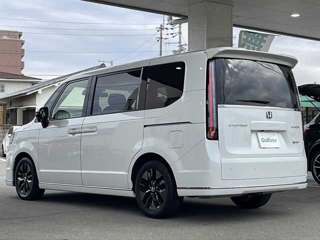 ホンダ ステップワゴン スパーダ eHEV 愛媛県 2023(令5)年 1.5万km プラチナホワイトパール ワンオーナー/Gathersナビ(フルセグTV/CD/DVD/AM・FM/BT/USB/AppleCarPlay/AndroidAuto)/全方位カメラ/ビルトインETC/前後ドライブレコーダー/両側パワースライドドア/前席シートヒーター/電動リアゲート/HondaSENSING/・衝突軽減ブレーキ/・踏み間違い衝突軽減システム/・歩行者事故低減ステアリング/・アダプティブクルーズコントロール/・車線維持支援システム/・トラフィックジャムアシスト/・車線逸脱抑制機能/・先行車発進お知らせ機能/・標識認識機能/・オートハイビーム/・パーキングセンサーシステム/・ブラインドスポットインフォメーション/・アダプティブドライビングビーム/パドルシフト/オートブレーキホールド/スペアキー/純正フロアマット/取扱説明書/保証書