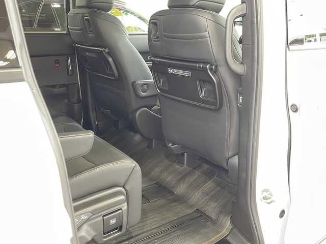 ホンダ ステップワゴン スパーダ eHEV 愛媛県 2023(令5)年 1.5万km プラチナホワイトパール ワンオーナー/Gathersナビ(フルセグTV/CD/DVD/AM・FM/BT/USB/AppleCarPlay/AndroidAuto)/全方位カメラ/ビルトインETC/前後ドライブレコーダー/両側パワースライドドア/前席シートヒーター/電動リアゲート/HondaSENSING/・衝突軽減ブレーキ/・踏み間違い衝突軽減システム/・歩行者事故低減ステアリング/・アダプティブクルーズコントロール/・車線維持支援システム/・トラフィックジャムアシスト/・車線逸脱抑制機能/・先行車発進お知らせ機能/・標識認識機能/・オートハイビーム/・パーキングセンサーシステム/・ブラインドスポットインフォメーション/・アダプティブドライビングビーム/パドルシフト/オートブレーキホールド/スペアキー/純正フロアマット/取扱説明書/保証書