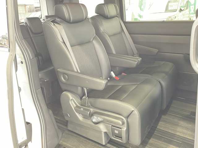 ホンダ ステップワゴン スパーダ eHEV 愛媛県 2023(令5)年 1.5万km プラチナホワイトパール ワンオーナー/Gathersナビ(フルセグTV/CD/DVD/AM・FM/BT/USB/AppleCarPlay/AndroidAuto)/全方位カメラ/ビルトインETC/前後ドライブレコーダー/両側パワースライドドア/前席シートヒーター/電動リアゲート/HondaSENSING/・衝突軽減ブレーキ/・踏み間違い衝突軽減システム/・歩行者事故低減ステアリング/・アダプティブクルーズコントロール/・車線維持支援システム/・トラフィックジャムアシスト/・車線逸脱抑制機能/・先行車発進お知らせ機能/・標識認識機能/・オートハイビーム/・パーキングセンサーシステム/・ブラインドスポットインフォメーション/・アダプティブドライビングビーム/パドルシフト/オートブレーキホールド/スペアキー/純正フロアマット/取扱説明書/保証書