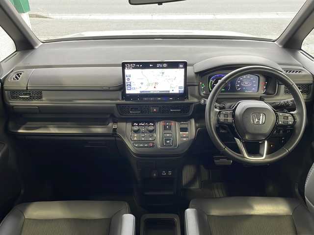 ホンダ ステップワゴン スパーダ eHEV 愛媛県 2023(令5)年 1.5万km プラチナホワイトパール ワンオーナー/Gathersナビ(フルセグTV/CD/DVD/AM・FM/BT/USB/AppleCarPlay/AndroidAuto)/全方位カメラ/ビルトインETC/前後ドライブレコーダー/両側パワースライドドア/前席シートヒーター/電動リアゲート/HondaSENSING/・衝突軽減ブレーキ/・踏み間違い衝突軽減システム/・歩行者事故低減ステアリング/・アダプティブクルーズコントロール/・車線維持支援システム/・トラフィックジャムアシスト/・車線逸脱抑制機能/・先行車発進お知らせ機能/・標識認識機能/・オートハイビーム/・パーキングセンサーシステム/・ブラインドスポットインフォメーション/・アダプティブドライビングビーム/パドルシフト/オートブレーキホールド/スペアキー/純正フロアマット/取扱説明書/保証書