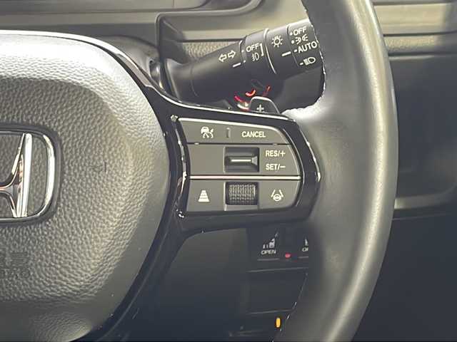 ホンダ ステップワゴン スパーダ eHEV 愛媛県 2023(令5)年 1.5万km プラチナホワイトパール ワンオーナー/Gathersナビ(フルセグTV/CD/DVD/AM・FM/BT/USB/AppleCarPlay/AndroidAuto)/全方位カメラ/ビルトインETC/前後ドライブレコーダー/両側パワースライドドア/前席シートヒーター/電動リアゲート/HondaSENSING/・衝突軽減ブレーキ/・踏み間違い衝突軽減システム/・歩行者事故低減ステアリング/・アダプティブクルーズコントロール/・車線維持支援システム/・トラフィックジャムアシスト/・車線逸脱抑制機能/・先行車発進お知らせ機能/・標識認識機能/・オートハイビーム/・パーキングセンサーシステム/・ブラインドスポットインフォメーション/・アダプティブドライビングビーム/パドルシフト/オートブレーキホールド/スペアキー/純正フロアマット/取扱説明書/保証書