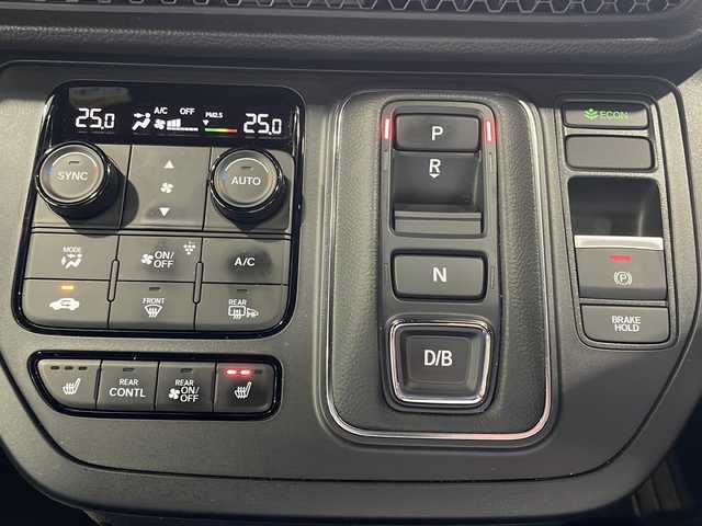 ホンダ ステップワゴン スパーダ eHEV 愛媛県 2023(令5)年 1.5万km プラチナホワイトパール ワンオーナー/Gathersナビ(フルセグTV/CD/DVD/AM・FM/BT/USB/AppleCarPlay/AndroidAuto)/全方位カメラ/ビルトインETC/前後ドライブレコーダー/両側パワースライドドア/前席シートヒーター/電動リアゲート/HondaSENSING/・衝突軽減ブレーキ/・踏み間違い衝突軽減システム/・歩行者事故低減ステアリング/・アダプティブクルーズコントロール/・車線維持支援システム/・トラフィックジャムアシスト/・車線逸脱抑制機能/・先行車発進お知らせ機能/・標識認識機能/・オートハイビーム/・パーキングセンサーシステム/・ブラインドスポットインフォメーション/・アダプティブドライビングビーム/パドルシフト/オートブレーキホールド/スペアキー/純正フロアマット/取扱説明書/保証書