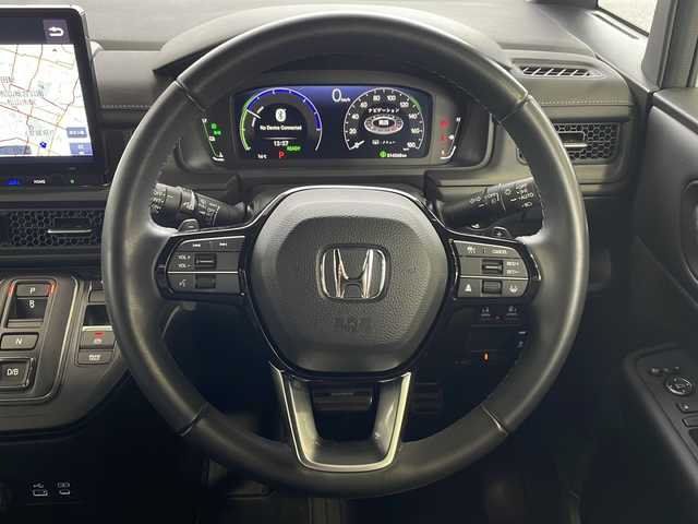 ホンダ ステップワゴン スパーダ eHEV 愛媛県 2023(令5)年 1.5万km プラチナホワイトパール ワンオーナー/Gathersナビ(フルセグTV/CD/DVD/AM・FM/BT/USB/AppleCarPlay/AndroidAuto)/全方位カメラ/ビルトインETC/前後ドライブレコーダー/両側パワースライドドア/前席シートヒーター/電動リアゲート/HondaSENSING/・衝突軽減ブレーキ/・踏み間違い衝突軽減システム/・歩行者事故低減ステアリング/・アダプティブクルーズコントロール/・車線維持支援システム/・トラフィックジャムアシスト/・車線逸脱抑制機能/・先行車発進お知らせ機能/・標識認識機能/・オートハイビーム/・パーキングセンサーシステム/・ブラインドスポットインフォメーション/・アダプティブドライビングビーム/パドルシフト/オートブレーキホールド/スペアキー/純正フロアマット/取扱説明書/保証書