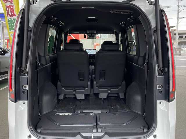 ホンダ ステップワゴン スパーダ eHEV 愛媛県 2023(令5)年 1.5万km プラチナホワイトパール ワンオーナー/Gathersナビ(フルセグTV/CD/DVD/AM・FM/BT/USB/AppleCarPlay/AndroidAuto)/全方位カメラ/ビルトインETC/前後ドライブレコーダー/両側パワースライドドア/前席シートヒーター/電動リアゲート/HondaSENSING/・衝突軽減ブレーキ/・踏み間違い衝突軽減システム/・歩行者事故低減ステアリング/・アダプティブクルーズコントロール/・車線維持支援システム/・トラフィックジャムアシスト/・車線逸脱抑制機能/・先行車発進お知らせ機能/・標識認識機能/・オートハイビーム/・パーキングセンサーシステム/・ブラインドスポットインフォメーション/・アダプティブドライビングビーム/パドルシフト/オートブレーキホールド/スペアキー/純正フロアマット/取扱説明書/保証書