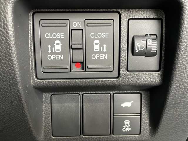 ホンダ ステップワゴン スパーダ eHEV 愛媛県 2023(令5)年 1.5万km プラチナホワイトパール ワンオーナー/Gathersナビ(フルセグTV/CD/DVD/AM・FM/BT/USB/AppleCarPlay/AndroidAuto)/全方位カメラ/ビルトインETC/前後ドライブレコーダー/両側パワースライドドア/前席シートヒーター/電動リアゲート/HondaSENSING/・衝突軽減ブレーキ/・踏み間違い衝突軽減システム/・歩行者事故低減ステアリング/・アダプティブクルーズコントロール/・車線維持支援システム/・トラフィックジャムアシスト/・車線逸脱抑制機能/・先行車発進お知らせ機能/・標識認識機能/・オートハイビーム/・パーキングセンサーシステム/・ブラインドスポットインフォメーション/・アダプティブドライビングビーム/パドルシフト/オートブレーキホールド/スペアキー/純正フロアマット/取扱説明書/保証書