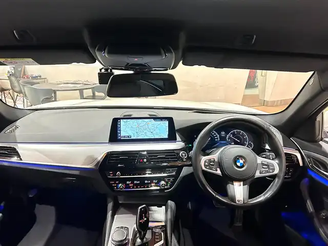 ＢＭＷ ５２３ｄ xDriveツーリング Mスピリット 道央・札幌 2020(令2)年 4.3万km アルピンホワイトⅢ アドバンスパッケージ/　・コンフォートアクセス/　・アンビエントライト/　・アダプティブLEDヘッドライト/　・パーキングアシストプラス/　・電動フロントシート/ハイラインパッケージ/　・ダコタレザーシート/　・シートヒーター（前後０/　・ランバーサポート/ドライビングアシストプラス/ヘッドアップディスプレイ/HiFiスピーカー/電動リアゲート