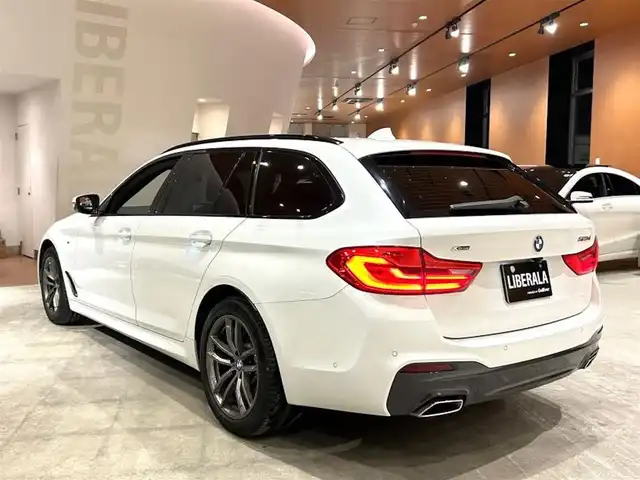 ＢＭＷ ５２３ｄ xDriveツーリング Mスピリット 道央・札幌 2020(令2)年 4.3万km アルピンホワイトⅢ アドバンスパッケージ/　・コンフォートアクセス/　・アンビエントライト/　・アダプティブLEDヘッドライト/　・パーキングアシストプラス/　・電動フロントシート/ハイラインパッケージ/　・ダコタレザーシート/　・シートヒーター（前後０/　・ランバーサポート/ドライビングアシストプラス/ヘッドアップディスプレイ/HiFiスピーカー/電動リアゲート