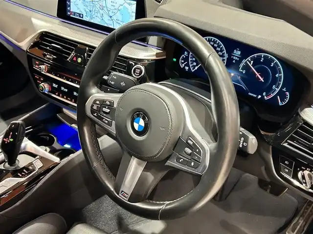 ＢＭＷ ５２３ｄ xDriveツーリング Mスピリット 道央・札幌 2020(令2)年 4.3万km アルピンホワイトⅢ アドバンスパッケージ/　・コンフォートアクセス/　・アンビエントライト/　・アダプティブLEDヘッドライト/　・パーキングアシストプラス/　・電動フロントシート/ハイラインパッケージ/　・ダコタレザーシート/　・シートヒーター（前後０/　・ランバーサポート/ドライビングアシストプラス/ヘッドアップディスプレイ/HiFiスピーカー/電動リアゲート