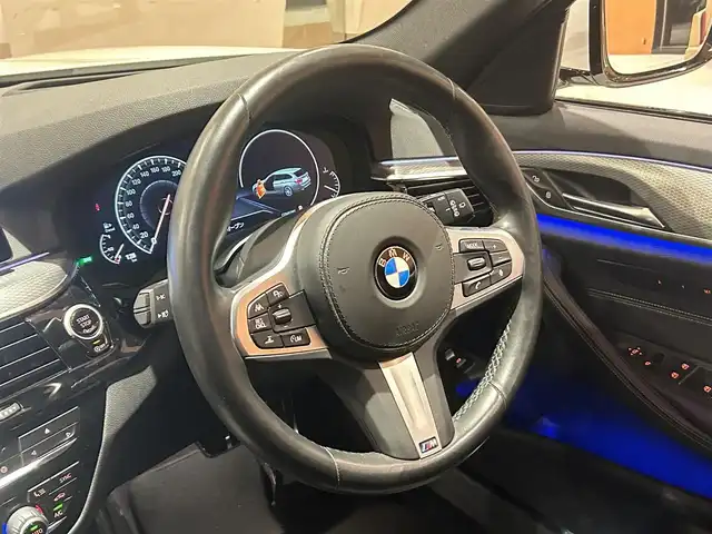 ＢＭＷ ５２３ｄ xDriveツーリング Mスピリット 道央・札幌 2020(令2)年 4.3万km アルピンホワイトⅢ アドバンスパッケージ/　・コンフォートアクセス/　・アンビエントライト/　・アダプティブLEDヘッドライト/　・パーキングアシストプラス/　・電動フロントシート/ハイラインパッケージ/　・ダコタレザーシート/　・シートヒーター（前後０/　・ランバーサポート/ドライビングアシストプラス/ヘッドアップディスプレイ/HiFiスピーカー/電動リアゲート