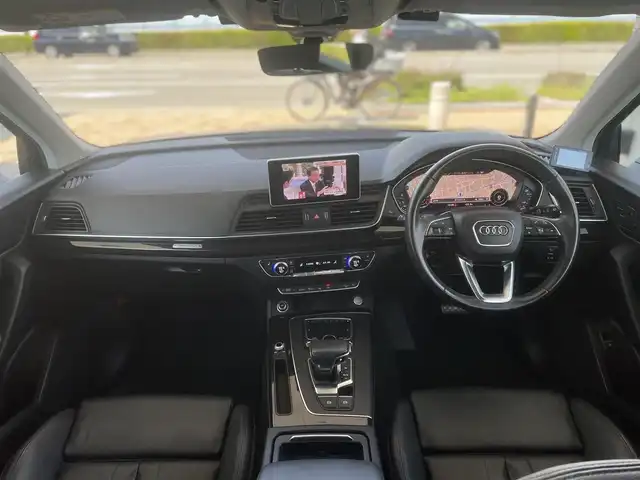 アウディ Ｑ５ 45TFSIクワトロ スポーツ 兵庫県 2019(平31)年 4.3万km ミトスブラックメタリック ・ラグジュアリーパッケージ//パーシャルレザー//マルチカラーアンビエントライティング/・アシスタンスパッケージ//LEDヘッドライト//LEDリヤコンビネーションランプ//アウディプレセンスリヤ//アウディサイドアシスト//バーチャルコックピット/・マトリクスLEDヘッドライトパッケージ//シーケンシャルウィンカー/・サラウンドビューカメラ/・純正MMIナビ/・地デジ/DVD/BT/USB/AUX/・ステアリングリモコン/・前席電動/ヒーター/・パワーリヤゲート/・ドライブレコーダー/・ビルトインETC/・AUDIプレセンス/・アダプティブクルーズコントロール/・AUDIアクティブレーンアシスト/・パークアシスト/・パーキングエイド/・Sline19インチAW/・R2/3/4/6年点検記録簿