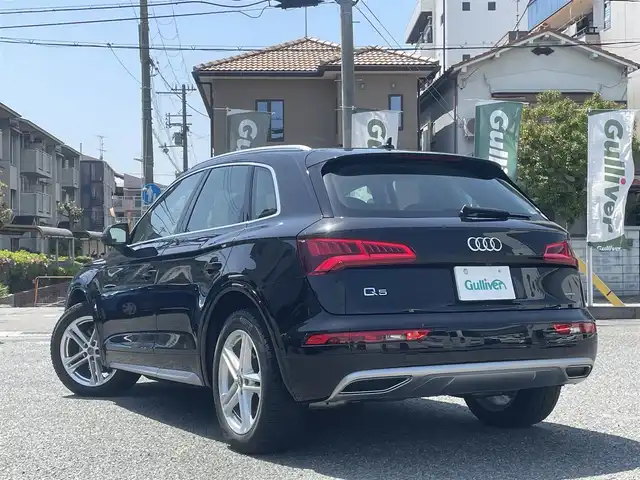 アウディ Ｑ５ 45TFSIクワトロ スポーツ 兵庫県 2019(平31)年 4.3万km ミトスブラックメタリック ・ラグジュアリーパッケージ//パーシャルレザー//マルチカラーアンビエントライティング/・アシスタンスパッケージ//LEDヘッドライト//LEDリヤコンビネーションランプ//アウディプレセンスリヤ//アウディサイドアシスト//バーチャルコックピット/・マトリクスLEDヘッドライトパッケージ//シーケンシャルウィンカー/・サラウンドビューカメラ/・純正MMIナビ/・地デジ/DVD/BT/USB/AUX/・ステアリングリモコン/・前席電動/ヒーター/・パワーリヤゲート/・ドライブレコーダー/・ビルトインETC/・AUDIプレセンス/・アダプティブクルーズコントロール/・AUDIアクティブレーンアシスト/・パークアシスト/・パーキングエイド/・Sline19インチAW/・R2/3/4/6年点検記録簿