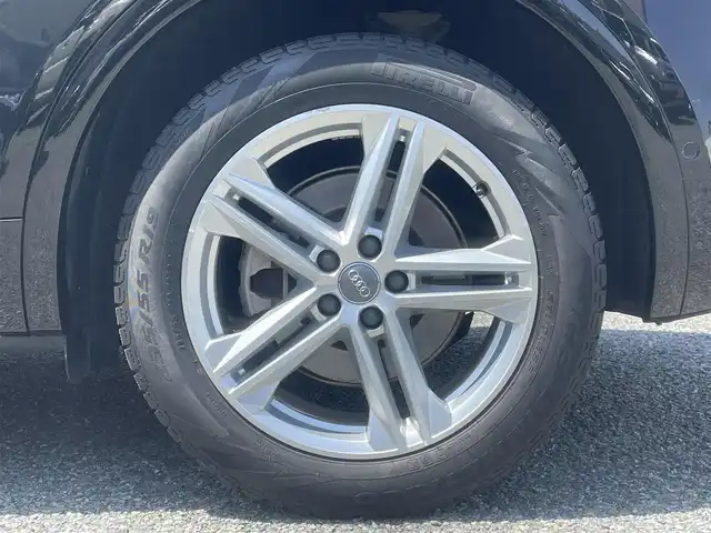 アウディ Ｑ５ 45TFSIクワトロ スポーツ 兵庫県 2019(平31)年 4.3万km ミトスブラックメタリック ・ラグジュアリーパッケージ//パーシャルレザー//マルチカラーアンビエントライティング/・アシスタンスパッケージ//LEDヘッドライト//LEDリヤコンビネーションランプ//アウディプレセンスリヤ//アウディサイドアシスト//バーチャルコックピット/・マトリクスLEDヘッドライトパッケージ//シーケンシャルウィンカー/・サラウンドビューカメラ/・純正MMIナビ/・地デジ/DVD/BT/USB/AUX/・ステアリングリモコン/・前席電動/ヒーター/・パワーリヤゲート/・ドライブレコーダー/・ビルトインETC/・AUDIプレセンス/・アダプティブクルーズコントロール/・AUDIアクティブレーンアシスト/・パークアシスト/・パーキングエイド/・Sline19インチAW/・R2/3/4/6年点検記録簿