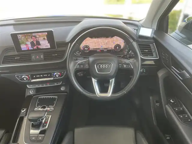 アウディ Ｑ５ 45TFSIクワトロ スポーツ 兵庫県 2019(平31)年 4.3万km ミトスブラックメタリック ・ラグジュアリーパッケージ//パーシャルレザー//マルチカラーアンビエントライティング/・アシスタンスパッケージ//LEDヘッドライト//LEDリヤコンビネーションランプ//アウディプレセンスリヤ//アウディサイドアシスト//バーチャルコックピット/・マトリクスLEDヘッドライトパッケージ//シーケンシャルウィンカー/・サラウンドビューカメラ/・純正MMIナビ/・地デジ/DVD/BT/USB/AUX/・ステアリングリモコン/・前席電動/ヒーター/・パワーリヤゲート/・ドライブレコーダー/・ビルトインETC/・AUDIプレセンス/・アダプティブクルーズコントロール/・AUDIアクティブレーンアシスト/・パークアシスト/・パーキングエイド/・Sline19インチAW/・R2/3/4/6年点検記録簿
