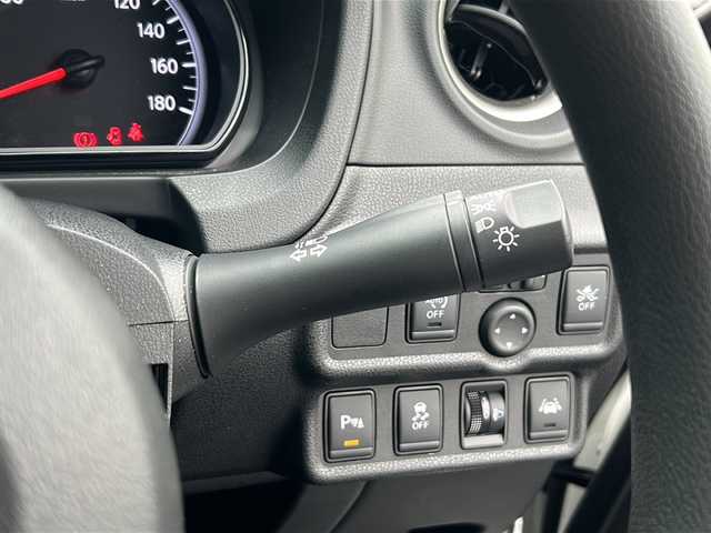 日産 ノート X 茨城県 2019(令1)年 1.6万km ブリリアントホワイトパール クルーズコントロール/フルセグテレビ/Panasonicナビ/BT/CD/ipod/バックカメラ/パーキングアシスト/純正フロアマット/サイドエアバック/カーテンエアバック/純正16インチアルミホイール/LEDヘッドライト/オートライト/盗難防止装置/オートAC/横滑り防止機能/アイドリングストップ/ビルトインETC/禁煙車
