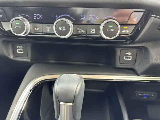 ホンダ ヴェゼル ハイブリッド e:HEV Z 福岡県 2021(令3)年 7.4万km クリスタルブラックパール ワンオーナー/純正9型ナビ(BT/AM/FM)/フルセグTV/ハンズフリーパワーバックドア/バックカメラ/ドライブレコーダー/渋滞追従機能付アダプティブクルーズコントロール/ソナーセンサー/ホンダセンシング/・衝突軽減ブレーキ/・誤発進抑制機能(前後)/・近距離衝突軽減ブレーキ/・歩行者事故軽減ステアリング/・車線維持支援システム/・先行車発進お知らせ機能/・標識認識機能/・オートハイビーム/フルLEDヘッドランプ(オートレベリング機構)/本革巻きステアリング/ステアリングヒーター/パドルシフト/合皮/ファブリックコンビシート/前席シートヒーター/純正18インチアルミホイール/スマートキー/禁煙車