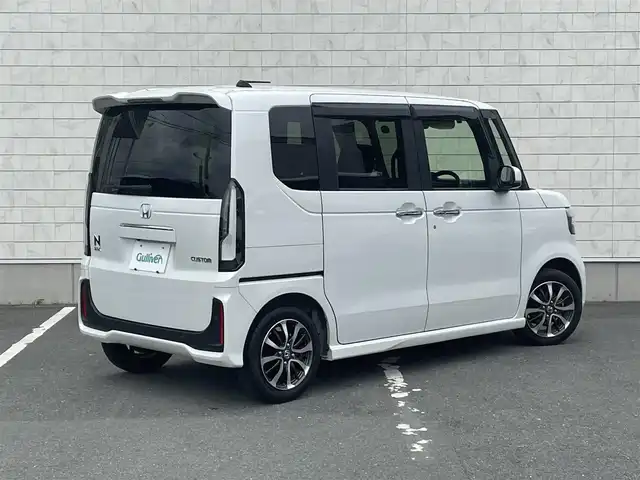 ホンダ Ｎ ＢＯＸ カスタム 愛知県 2023(令5)年 1.4万km プラチナホワイトパール N-BOXカスタム （NA車）/・純正ディスプレイオーディオ/・フルセグテレビ/・Bluetooth/USB接続機能/・バックカメラ/・ETC2.0/・ベンチシート/・シートヒーター（運転席・助手席）/・純正フロアマット/・両側電動スライドドア/・純正14インチアルミホイール/・純正LEDヘッドライト/・オートマチックハイビーム/・衝突軽減ブレーキ/・レーンキープアシスト/・アダプティブクルーズコントロール/・電動パーキングブレーキ/・ブレーキホールド/・スマートキー/・プッシュスタート/・オートエアコン