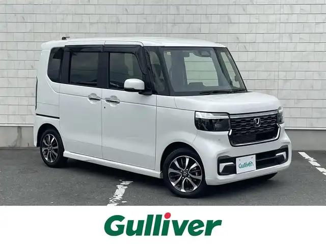 ホンダ Ｎ ＢＯＸ カスタム 愛知県 2023(令5)年 1.4万km プラチナホワイトパール N-BOXカスタム （NA車）/・純正ディスプレイオーディオ/・フルセグテレビ/・Bluetooth/USB接続機能/・バックカメラ/・ETC2.0/・ベンチシート/・シートヒーター（運転席・助手席）/・純正フロアマット/・両側電動スライドドア/・純正14インチアルミホイール/・純正LEDヘッドライト/・オートマチックハイビーム/・衝突軽減ブレーキ/・レーンキープアシスト/・アダプティブクルーズコントロール/・電動パーキングブレーキ/・ブレーキホールド/・スマートキー/・プッシュスタート/・オートエアコン
