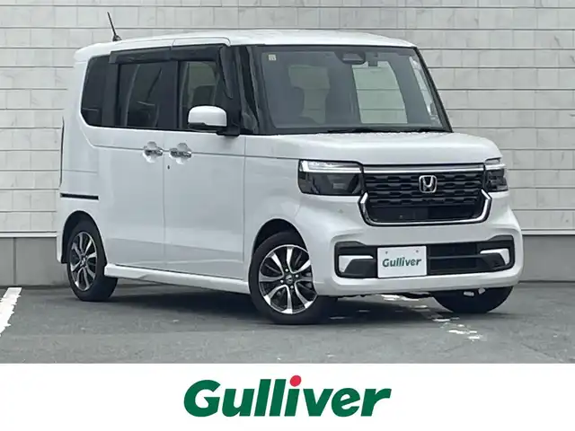 ホンダ Ｎ ＢＯＸ カスタム 愛知県 2023(令5)年 1.4万km プラチナホワイトパール N-BOXカスタム （NA車）/・純正ディスプレイオーディオ/・フルセグテレビ/・Bluetooth/USB接続機能/・バックカメラ/・ETC2.0/・ベンチシート/・シートヒーター（運転席・助手席）/・純正フロアマット/・両側電動スライドドア/・純正14インチアルミホイール/・純正LEDヘッドライト/・オートマチックハイビーム/・衝突軽減ブレーキ/・レーンキープアシスト/・アダプティブクルーズコントロール/・電動パーキングブレーキ/・ブレーキホールド/・スマートキー/・プッシュスタート/・オートエアコン