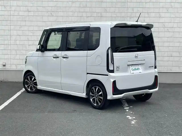 ホンダ Ｎ ＢＯＸ カスタム 愛知県 2023(令5)年 1.4万km プラチナホワイトパール N-BOXカスタム （NA車）/・純正ディスプレイオーディオ/・フルセグテレビ/・Bluetooth/USB接続機能/・バックカメラ/・ETC2.0/・ベンチシート/・シートヒーター（運転席・助手席）/・純正フロアマット/・両側電動スライドドア/・純正14インチアルミホイール/・純正LEDヘッドライト/・オートマチックハイビーム/・衝突軽減ブレーキ/・レーンキープアシスト/・アダプティブクルーズコントロール/・電動パーキングブレーキ/・ブレーキホールド/・スマートキー/・プッシュスタート/・オートエアコン
