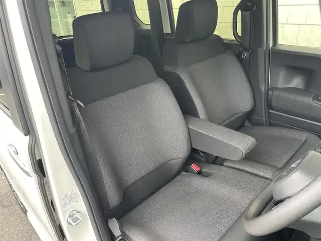 ホンダ Ｎ ＢＯＸ カスタム 愛知県 2023(令5)年 1.4万km プラチナホワイトパール N-BOXカスタム （NA車）/・純正ディスプレイオーディオ/・フルセグテレビ/・Bluetooth/USB接続機能/・バックカメラ/・ETC2.0/・ベンチシート/・シートヒーター（運転席・助手席）/・純正フロアマット/・両側電動スライドドア/・純正14インチアルミホイール/・純正LEDヘッドライト/・オートマチックハイビーム/・衝突軽減ブレーキ/・レーンキープアシスト/・アダプティブクルーズコントロール/・電動パーキングブレーキ/・ブレーキホールド/・スマートキー/・プッシュスタート/・オートエアコン