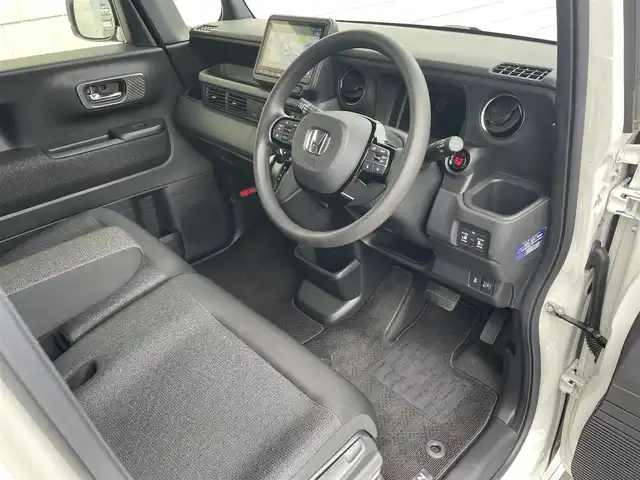 ホンダ Ｎ ＢＯＸ カスタム 愛知県 2023(令5)年 1.4万km プラチナホワイトパール N-BOXカスタム （NA車）/・純正ディスプレイオーディオ/・フルセグテレビ/・Bluetooth/USB接続機能/・バックカメラ/・ETC2.0/・ベンチシート/・シートヒーター（運転席・助手席）/・純正フロアマット/・両側電動スライドドア/・純正14インチアルミホイール/・純正LEDヘッドライト/・オートマチックハイビーム/・衝突軽減ブレーキ/・レーンキープアシスト/・アダプティブクルーズコントロール/・電動パーキングブレーキ/・ブレーキホールド/・スマートキー/・プッシュスタート/・オートエアコン