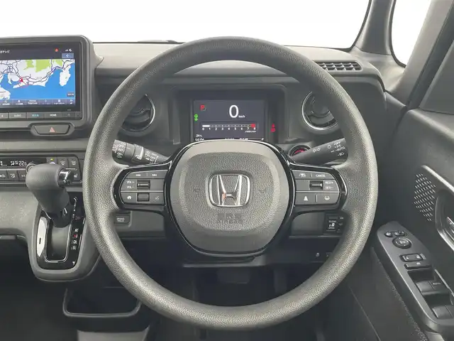 ホンダ Ｎ ＢＯＸ カスタム 愛知県 2023(令5)年 1.4万km プラチナホワイトパール N-BOXカスタム （NA車）/・純正ディスプレイオーディオ/・フルセグテレビ/・Bluetooth/USB接続機能/・バックカメラ/・ETC2.0/・ベンチシート/・シートヒーター（運転席・助手席）/・純正フロアマット/・両側電動スライドドア/・純正14インチアルミホイール/・純正LEDヘッドライト/・オートマチックハイビーム/・衝突軽減ブレーキ/・レーンキープアシスト/・アダプティブクルーズコントロール/・電動パーキングブレーキ/・ブレーキホールド/・スマートキー/・プッシュスタート/・オートエアコン