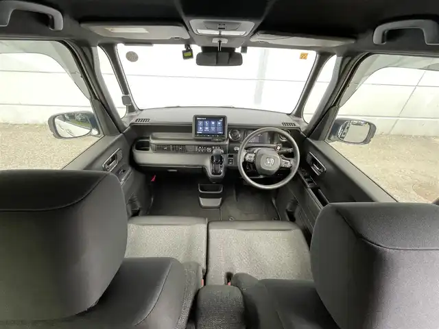ホンダ Ｎ ＢＯＸ カスタム 千葉県 2023(令5)年 1.4万km プラチナホワイトパール N-BOXカスタム （NA車）/・純正ディスプレイオーディオ/・フルセグテレビ/・Bluetooth/USB接続機能/・バックカメラ/・ETC2.0/・ベンチシート/・シートヒーター（運転席・助手席）/・純正フロアマット/・両側電動スライドドア/・純正14インチアルミホイール/・純正LEDヘッドライト/・オートマチックハイビーム/・衝突軽減ブレーキ/・レーンキープアシスト/・アダプティブクルーズコントロール/・電動パーキングブレーキ/・ブレーキホールド/・スマートキー/・プッシュスタート/・オートエアコン