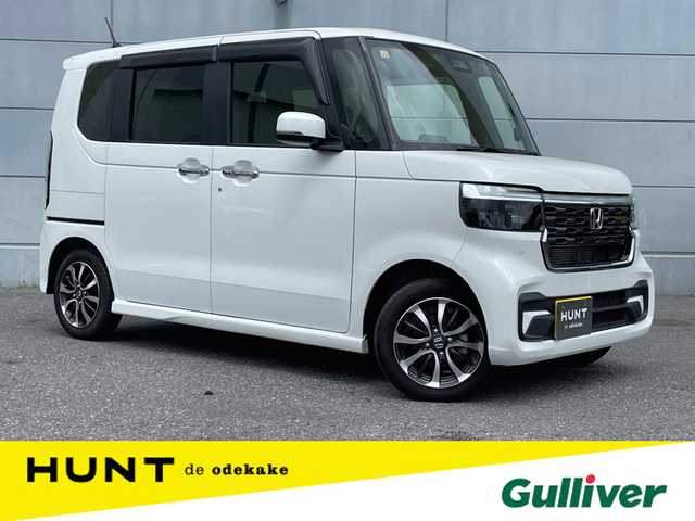 ホンダ Ｎ ＢＯＸ カスタム 千葉県 2023(令5)年 1.4万km プラチナホワイトパール N-BOXカスタム （NA車）/・純正ディスプレイオーディオ/・フルセグテレビ/・Bluetooth/USB接続機能/・バックカメラ/・ETC2.0/・ベンチシート/・シートヒーター（運転席・助手席）/・純正フロアマット/・両側電動スライドドア/・純正14インチアルミホイール/・純正LEDヘッドライト/・オートマチックハイビーム/・衝突軽減ブレーキ/・レーンキープアシスト/・アダプティブクルーズコントロール/・電動パーキングブレーキ/・ブレーキホールド/・スマートキー/・プッシュスタート/・オートエアコン